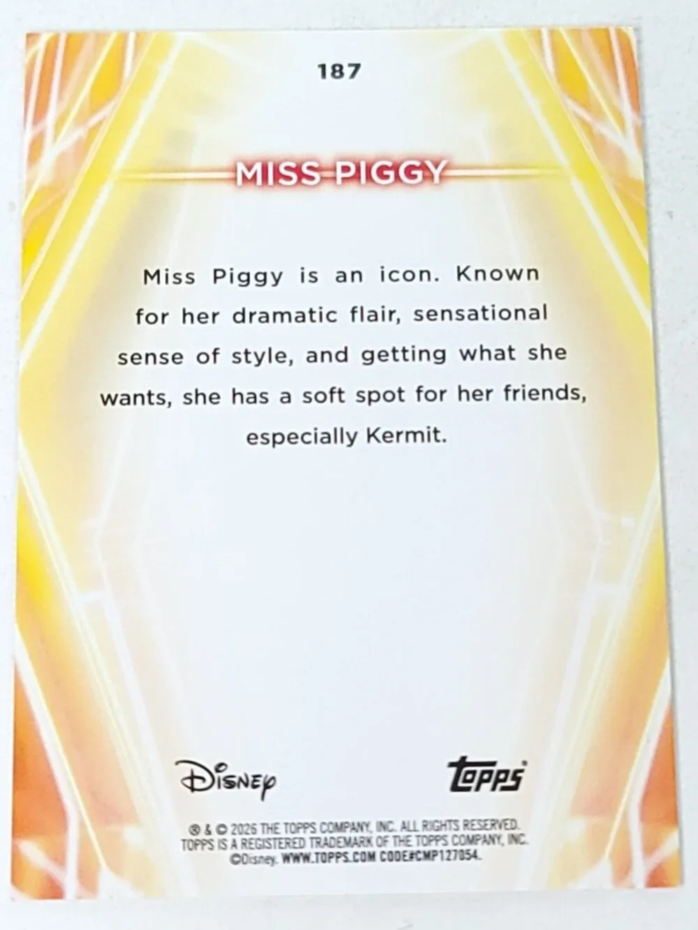 Miss Piggy Topps 2026 Disney Neon Holo Parallel Refractor Limited 11/99 - Picture 5 of 5